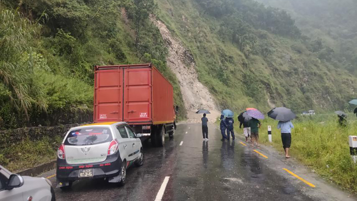 वर्षाका कारण देशभरका चार सडक पूर्णरूपमा र १४ सडक आशिंकरूपमा अवरुद्ध